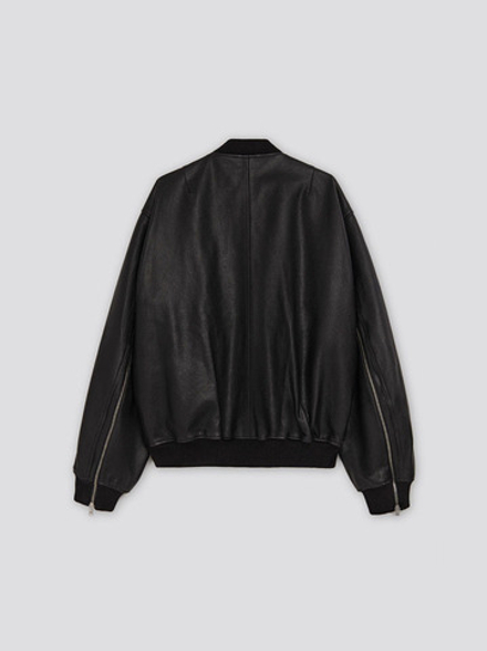 Черный кожаный бомбер oversize