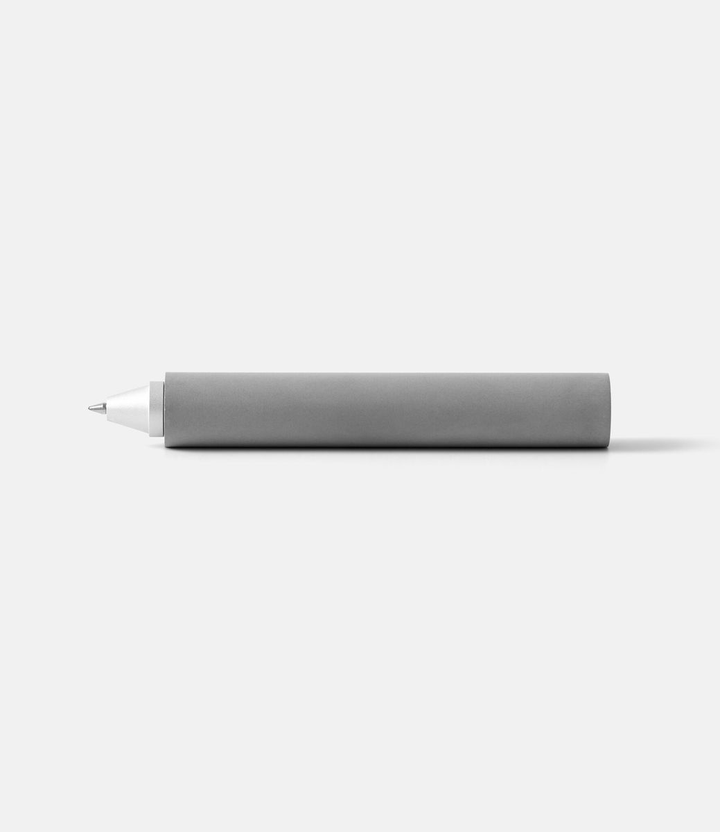 22 studio Merge Desk Pen Original — настольная ручка из бетона