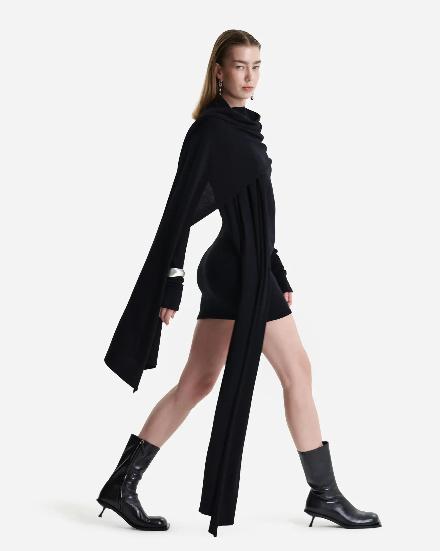 Вязаное платье мини с шарфом-шлейфом