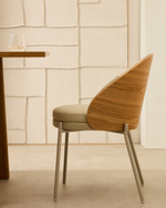 Стул Eamy из бежевой экокожи, ясеневого шпона с натуральной отделкой и бежевого металла