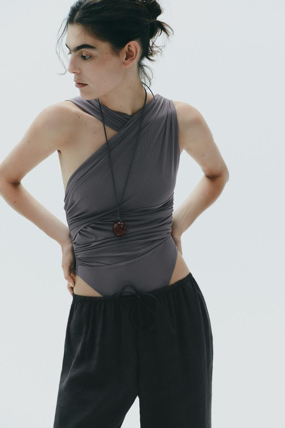 ZARA БОДИ ИЗ ТКАНИ СО СБОРКАМИ АСИММЕТРИЧНОГО КРОЯ, АНТРАЦИТОВО-СЕРЫЙ