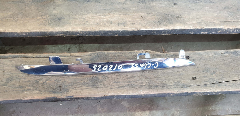 Молдинг решетки радиатора Mercedes C (W205) 14-18 Б/У Оригинал A2058880073