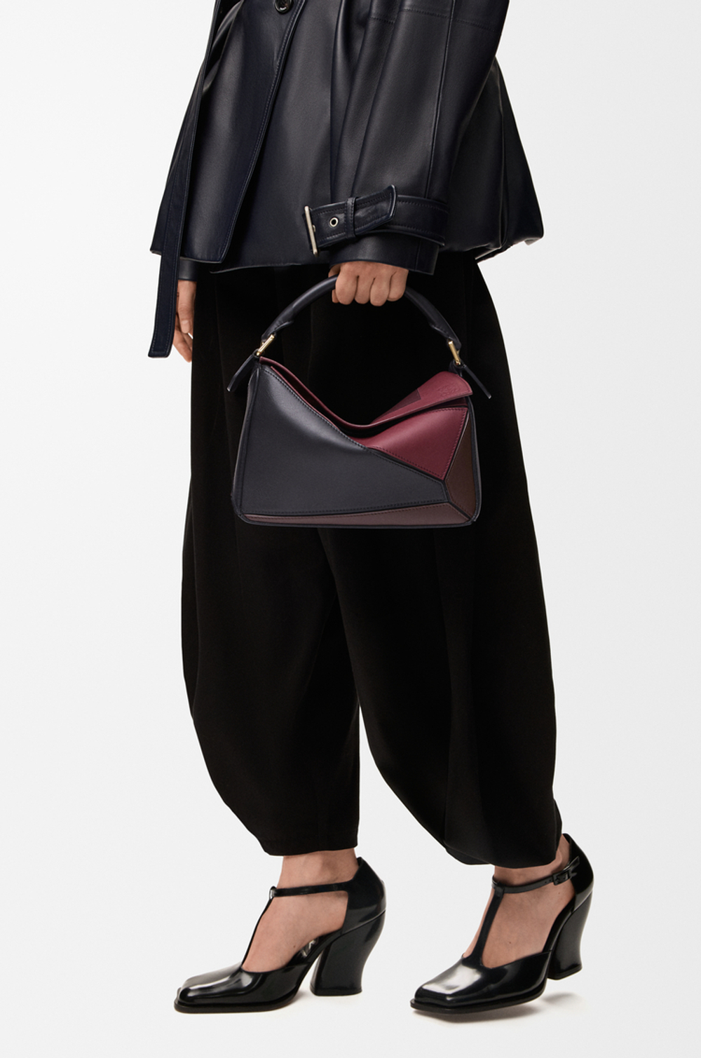Loewe Маленькая сумка Puzzle из телячьей кожи наппа, черный/красный