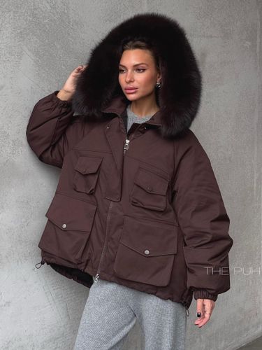 Объемная укороченная парка шоколадного цвета с капюшоном