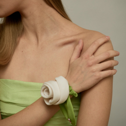 Резинка-роза белая с зеленым листиком