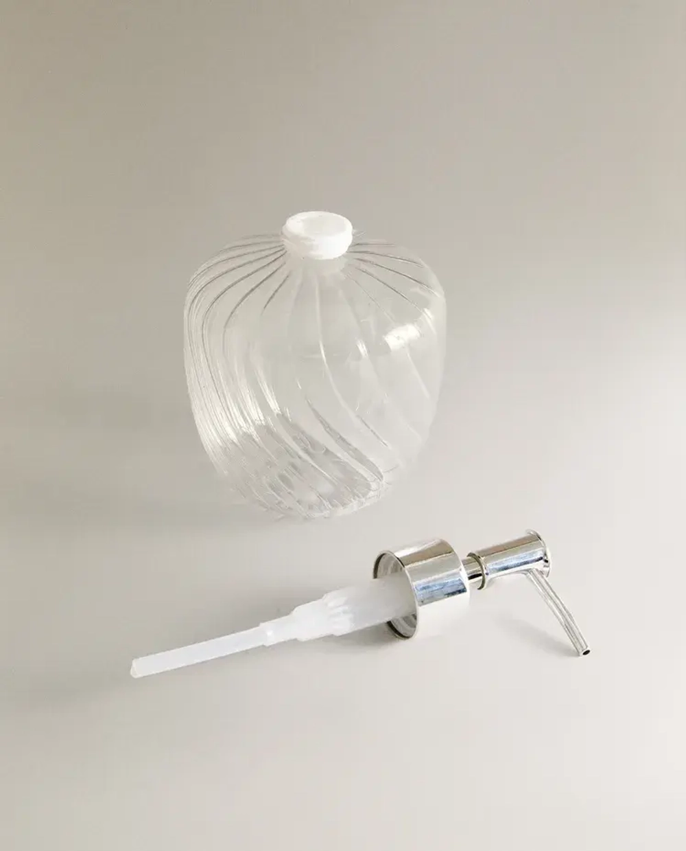 ZARA HOME ДОЗАТОР ДЛЯ МЫЛА С ВОЛНИСТЫМ УЗОРОМ, ПРОЗРАЧНЫЙ