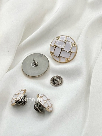 Брошь-пин (пуговица) белая с золотистыми деталями