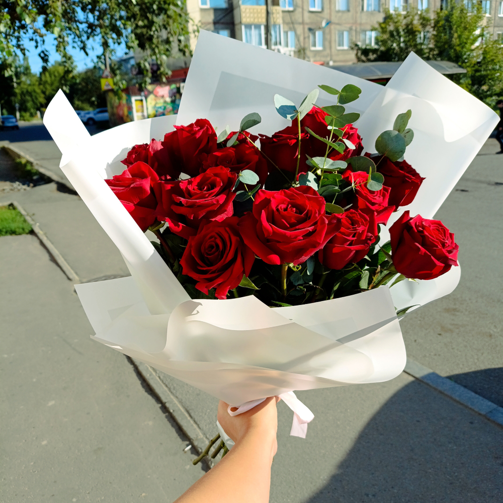 Букет 15 роз с эвкалиптом