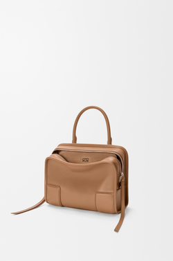 Loewe Маленькая сумка Amazona 180 из мягкой телячьей кожи, мокко