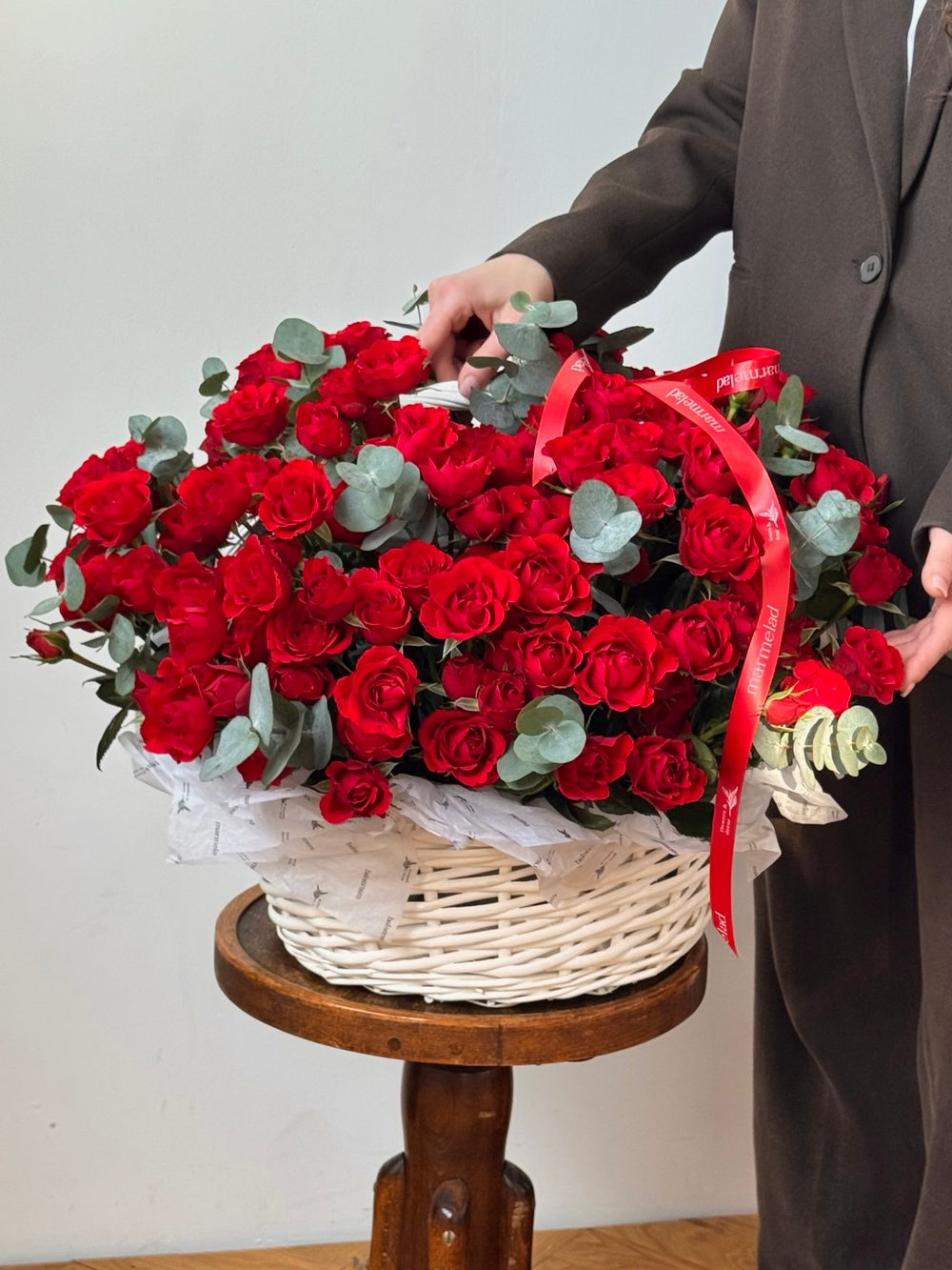 Цветочная корзина из красных кустовых роз и эвкалипта размер XL