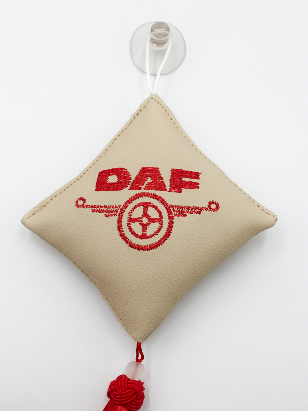 Ромб объемный на присоске DAF (экокожа, бежевый, красная вышивка, кисть)