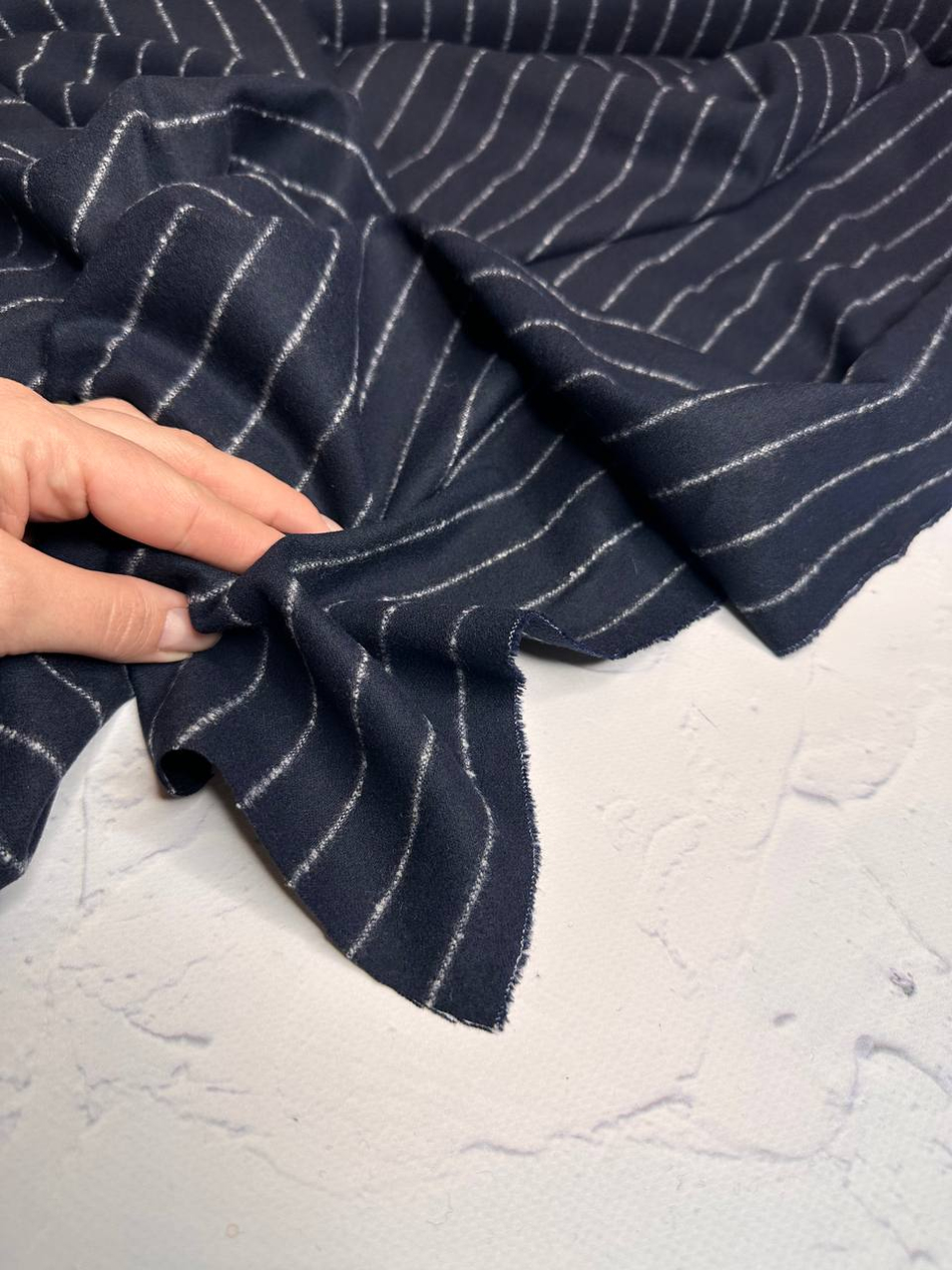 Плательно-костюмная смесовая фланель (Marzotto, 37%шерсть/25%пэ/25%вискоза/12%полиамид/1%эластан, Темно-синий фон/вертикальная белая полоска, 142, 232 гр/м2)