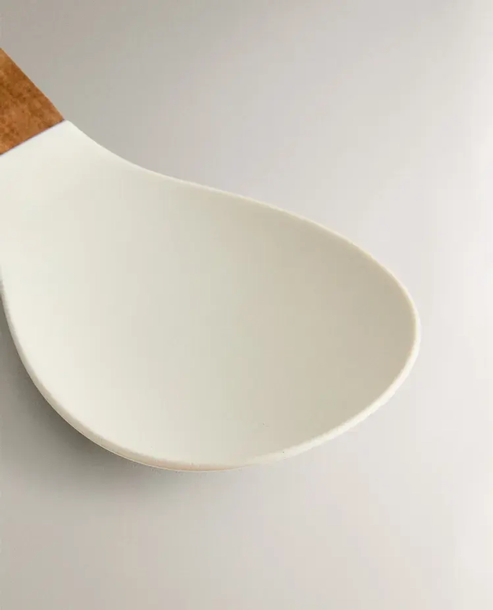 ZARA HOME ПОДСТАВКА ПОД ЛОЖКУ, ИЗ ДЕРЕВА И СИЛИКОНА, КРЕМОВЫЙ