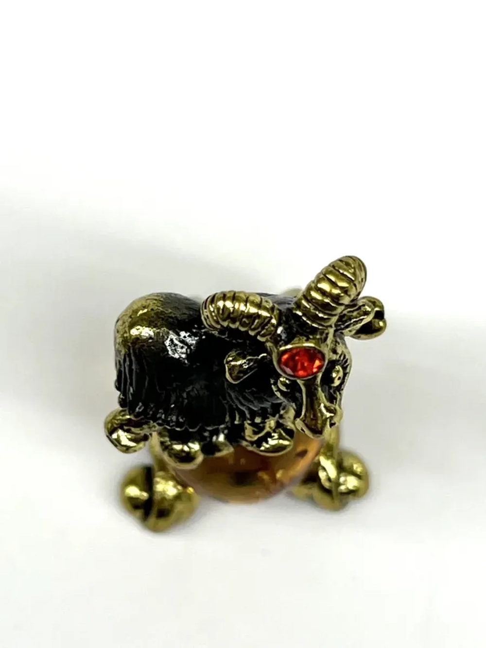 Бронзовая статуэтка на янтаре