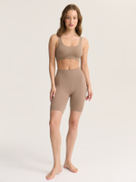 Бесшовный топ на широких бретелях в рубчик