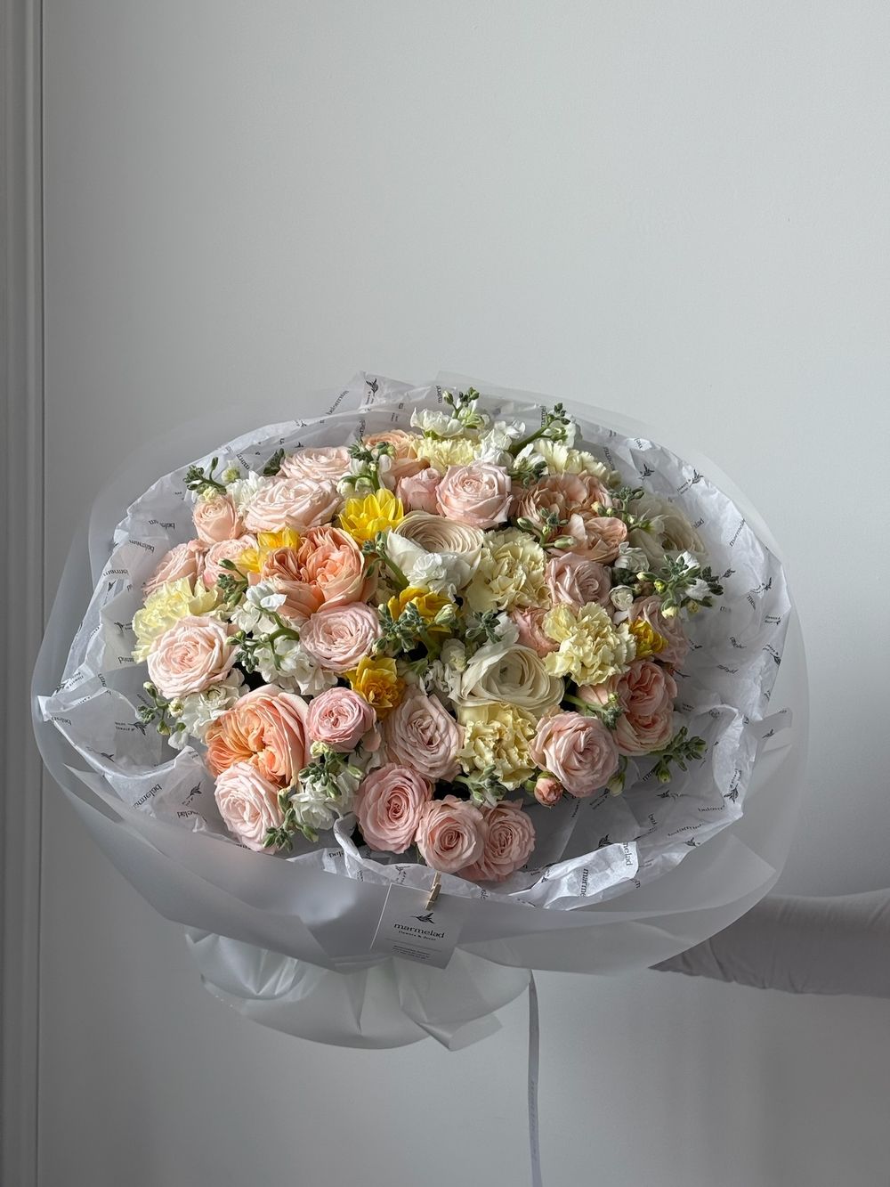 Гранд букет из кустовых пионовидных роз, маттиолы, ранункулюсов, нарциссов и диантусов