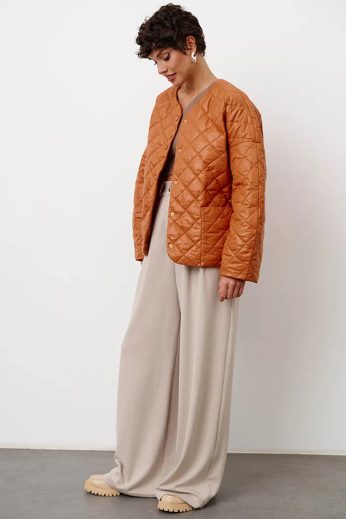 Стеганая куртка с карманами цвета карамель