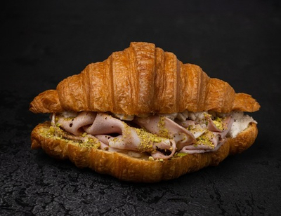 Круассан с мортаделлой и трюфельным кремом