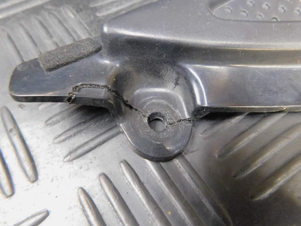 Пластик боковой левый Yamaha TDM850 RN03J 2001