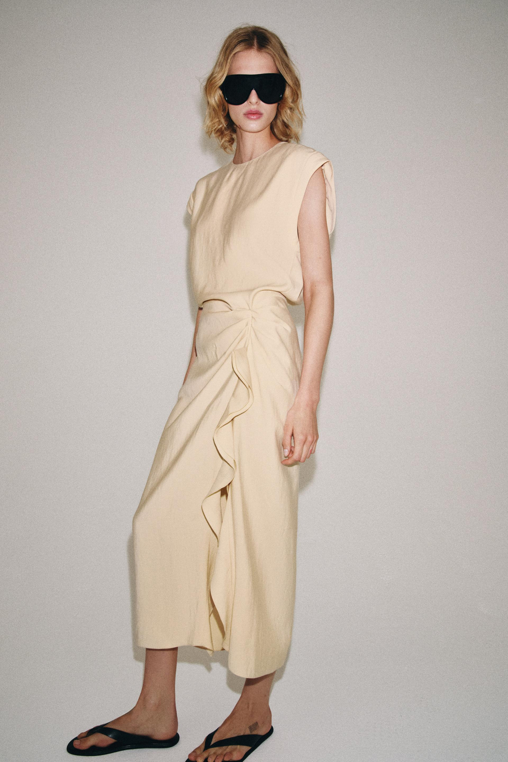 ZARA ПЛАТЬЕ МИДИ С ВОЛАНАМИ — ZW COLLECTION, ЦВЕТ СЛОНОВОЙ КОСТИ