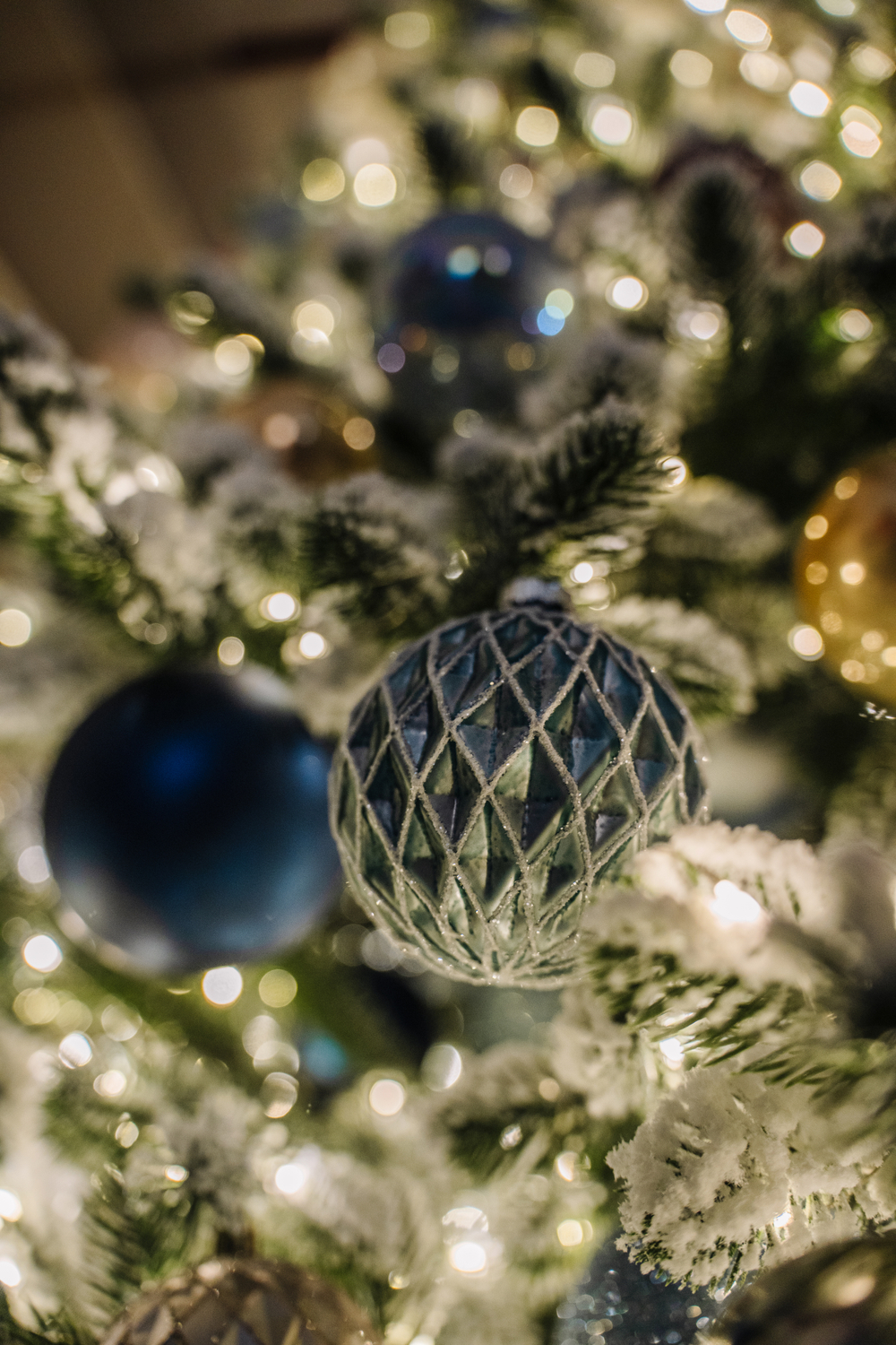 Дизайнерская заснеженная ель «Зимнее кружево»