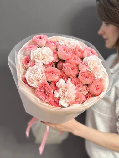 Дуо-букет с кустовыми пионовидными розами и диантусами