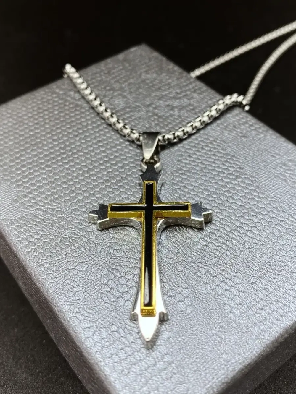 Бижутерная подвеска крестик на серебристой цепочке из стали