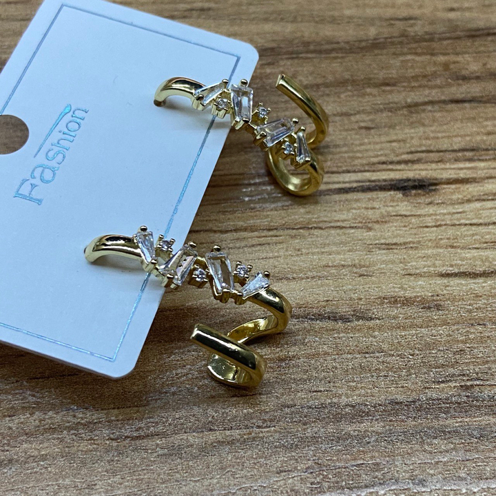 Серьги-гвоздики Завиток под ухо 4 циркона 3 стразы ассиметрия металл золотистый