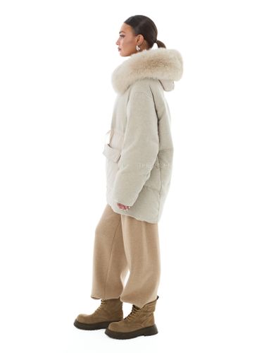 Комбинированный пуховик бежевого цвета с мехом песца