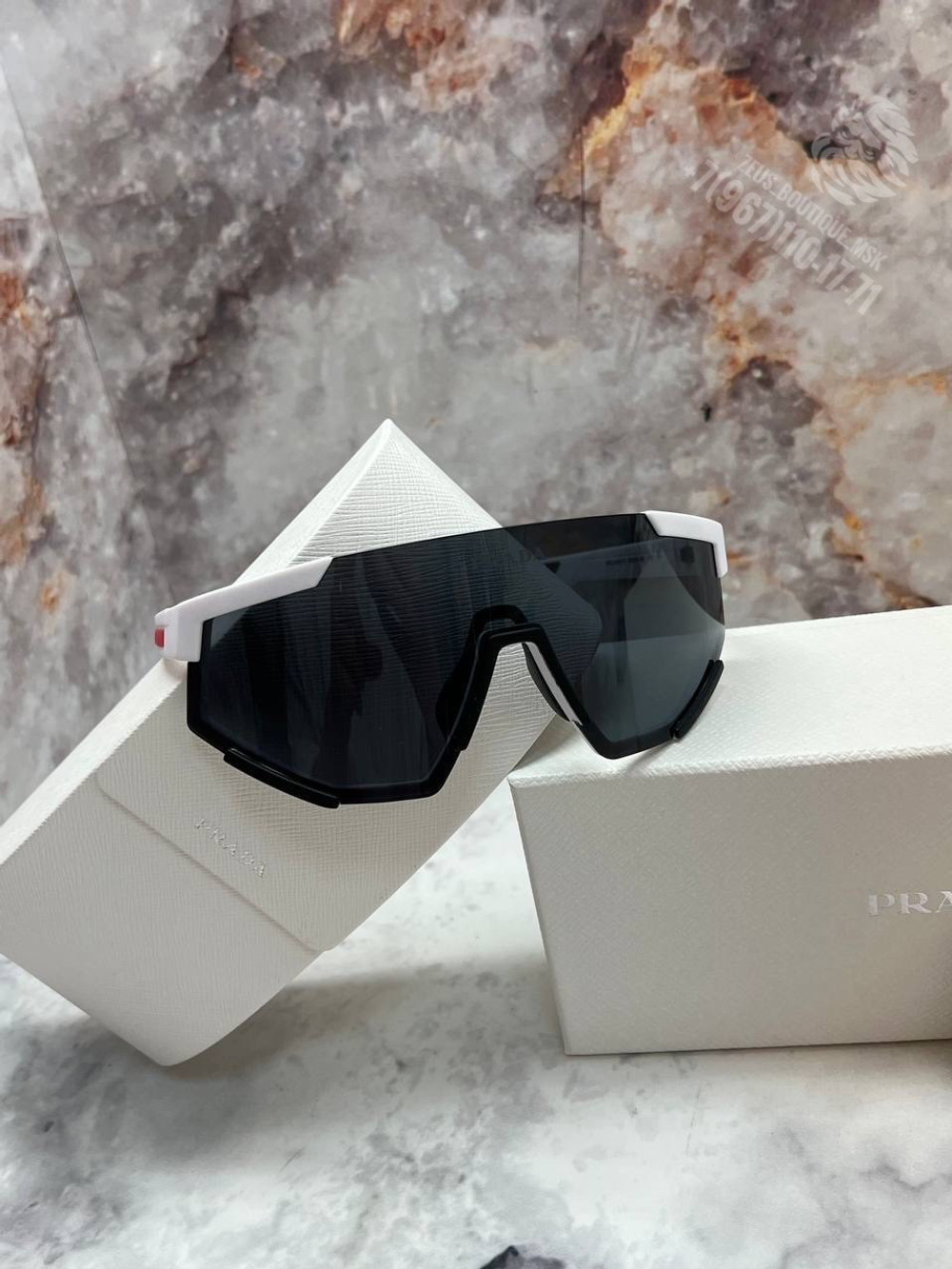 Солнечные очки Prada