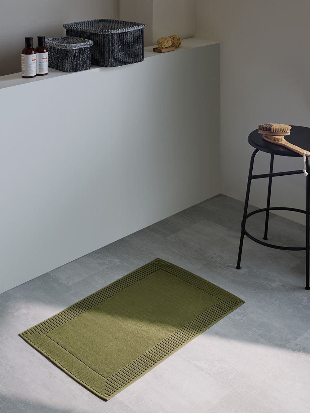Коврик для ванной с фактурным бортиком оливкового цвета из коллекции Essential, 50х80 см