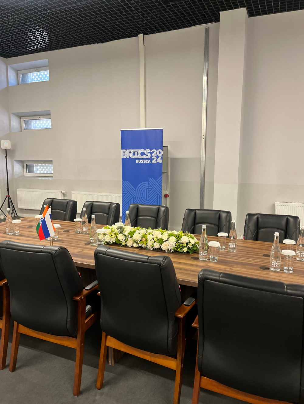 Композиция на стол переговоров