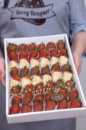 Набор клубники в шоколаде "Новогоднее настроение"