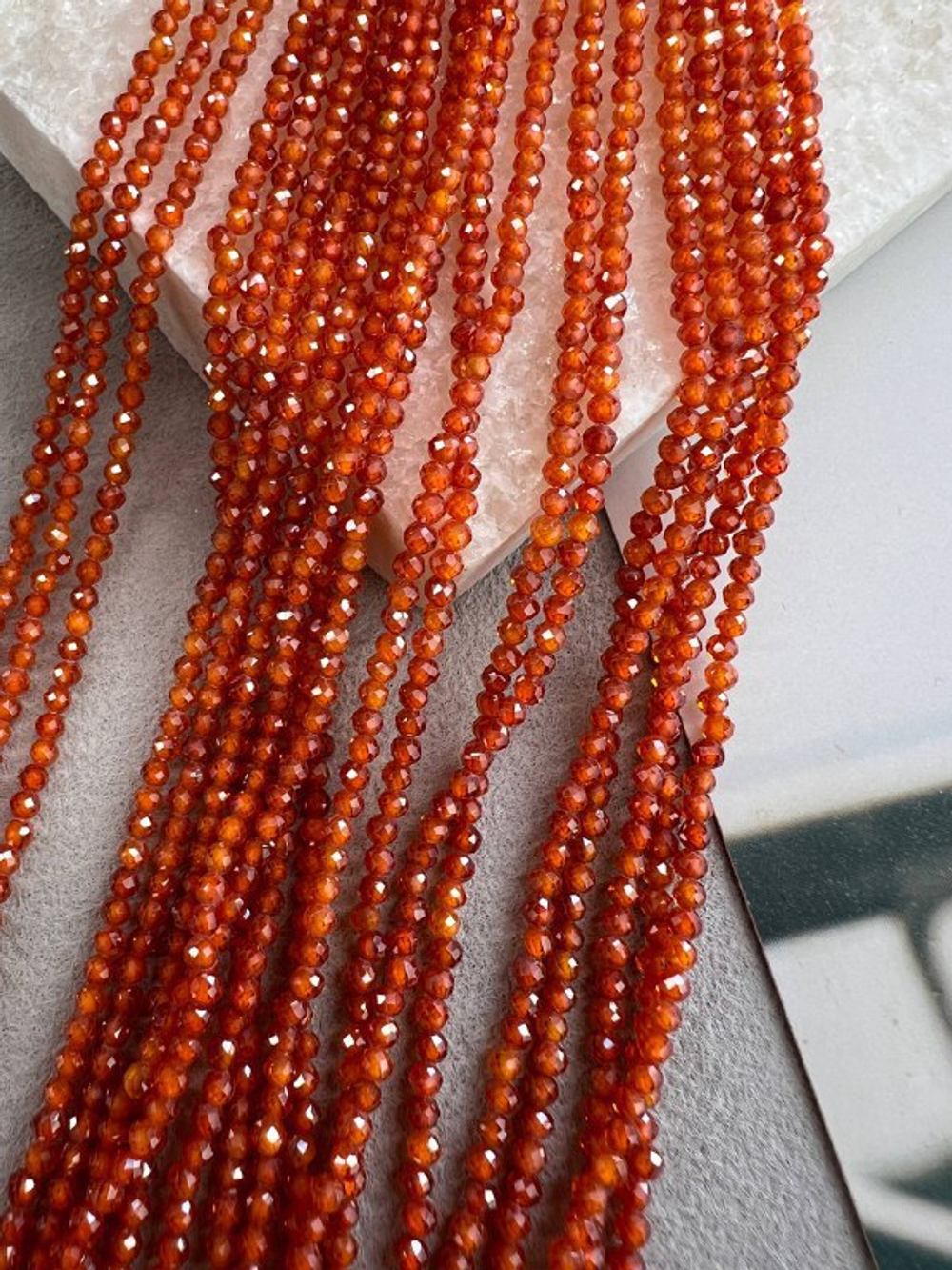 Бусины циркона (фианиты) 3 мм, нить 37 см, огненный