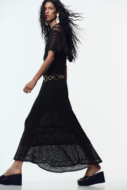 ZARA ДЛИННОЕ ТРИКОТАЖНОЕ ПЛАТЬЕ С АЖУРНОЙ ВЫШИВКОЙ И ОБОРКОЙ, ЧЕРНЫЙ