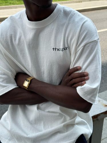 Белая футболка с необработанными краями и лого