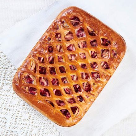 Постный пирог с яблоком и брусникой