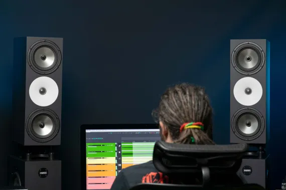 Amphion Two18 Black