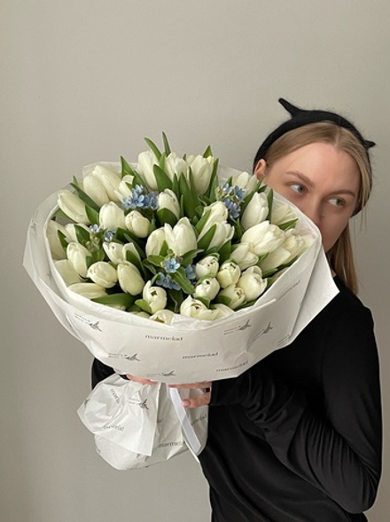 Букет из 51 белого тюльпана и незабудок доступен к заказу с 3.03.2026
