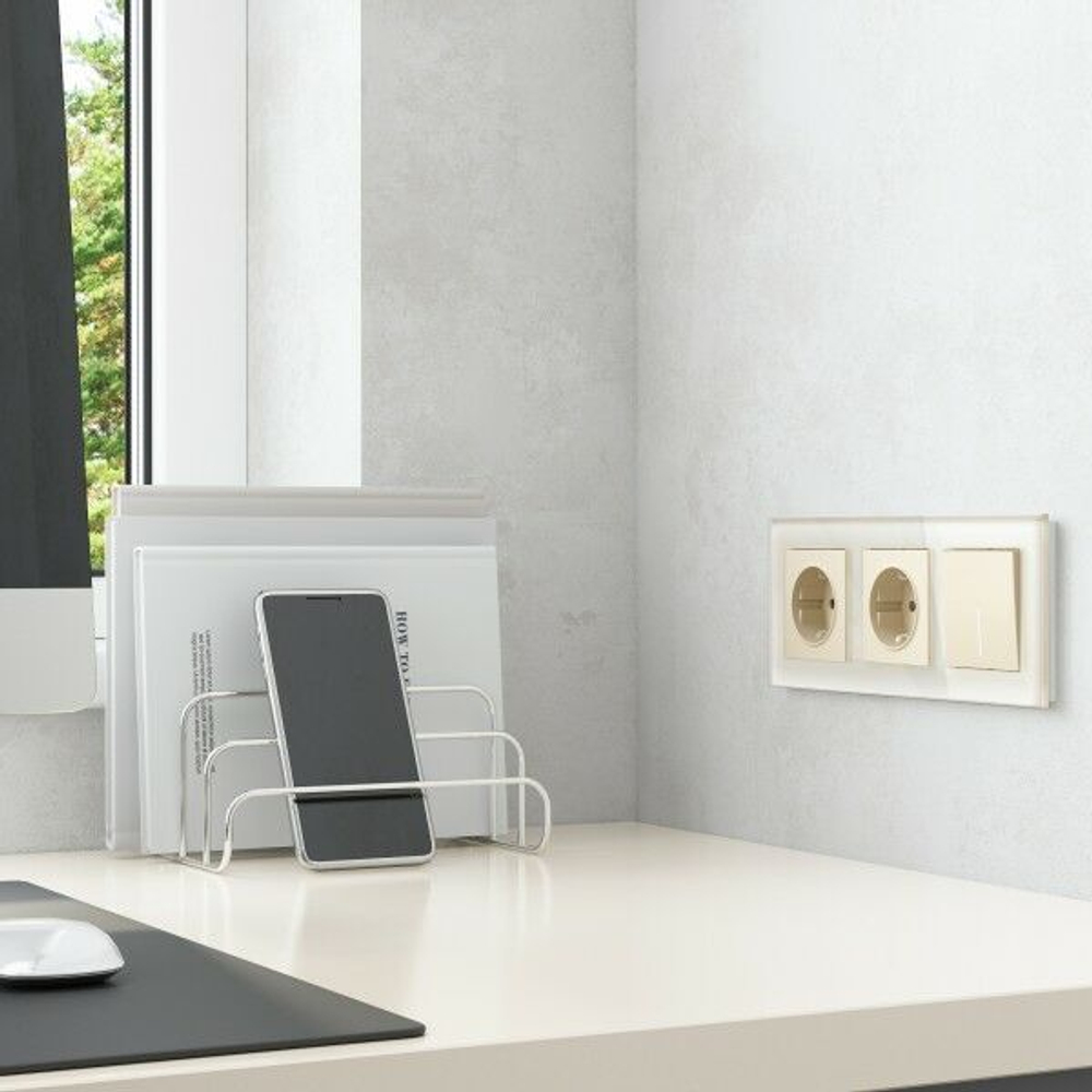 Рамка на 3 поста Favorit (молочный, стекло)