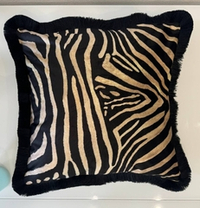 Подушка бархатная с принтом шкуры зебры