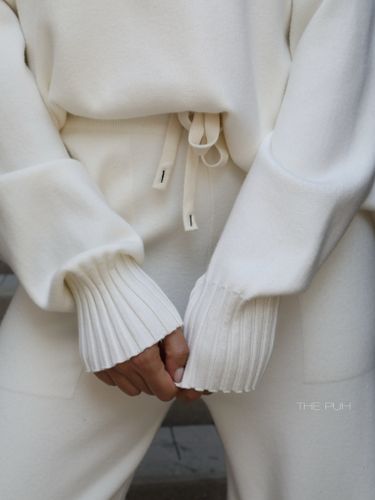 Белый трикотажный костюм из шерсти и вискозы