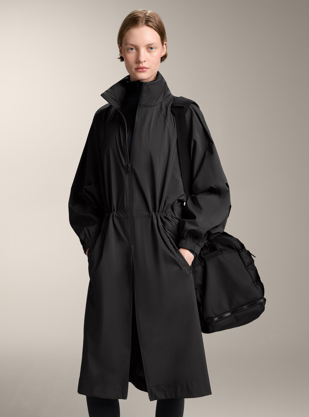 Oysho Ультралегкий компактный плащ, черный