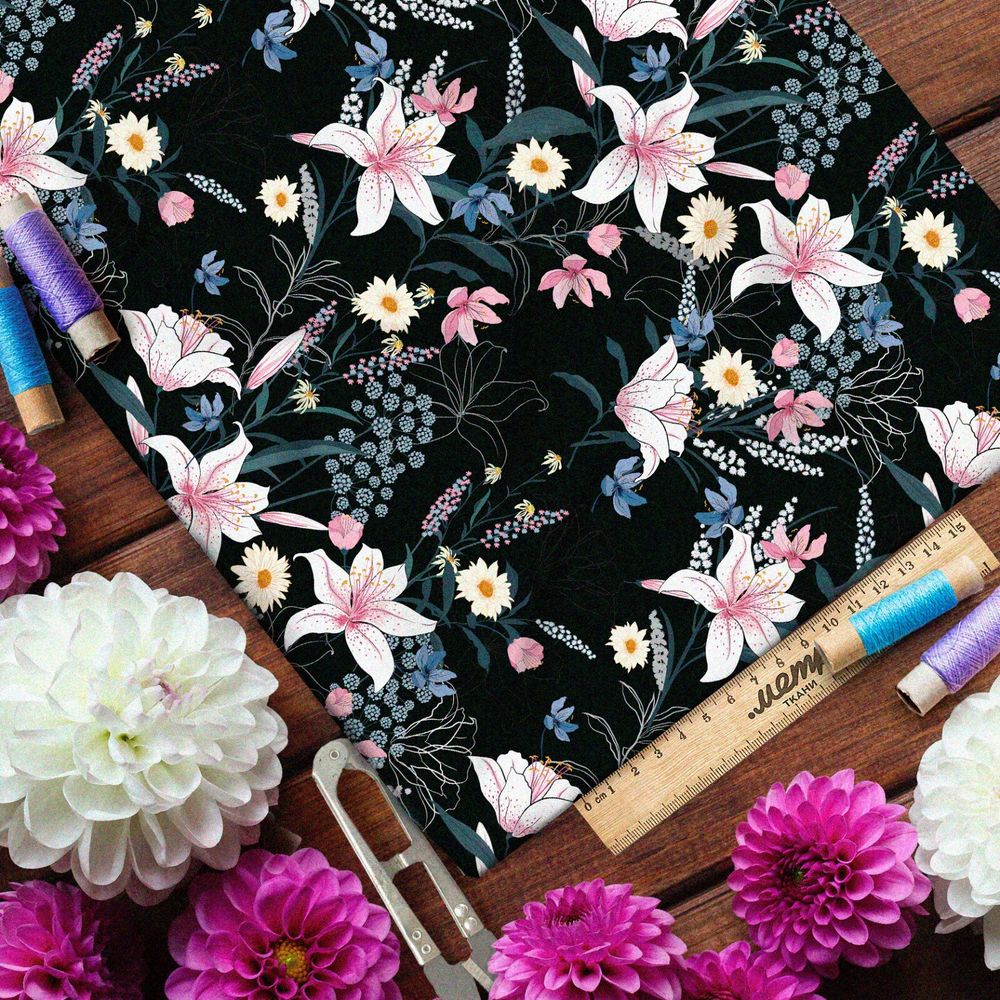 Ткань таффета нарисованные лилии и ромашки на чёрном фоне