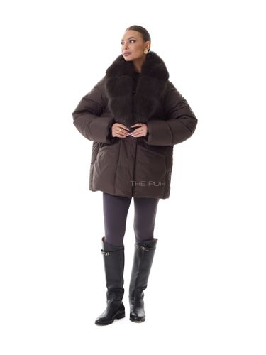 Шоколадный удлиненный пуховик с поясом и меховым воротником