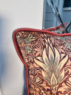 Бархатная подушка с дизайном по мотивам Уильяма Морриса