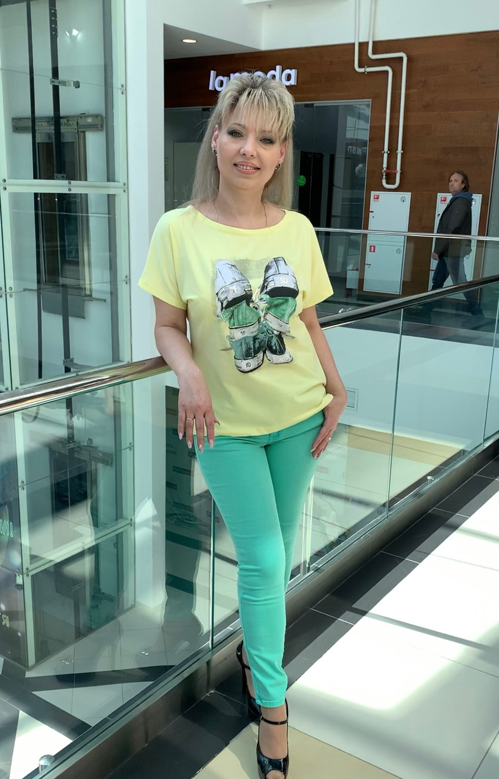 Светлая футболка-блузон с оригинальным изображением