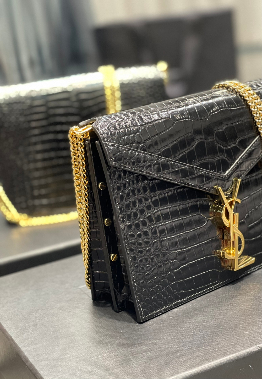 YSL Cassandra Medium 22 cm