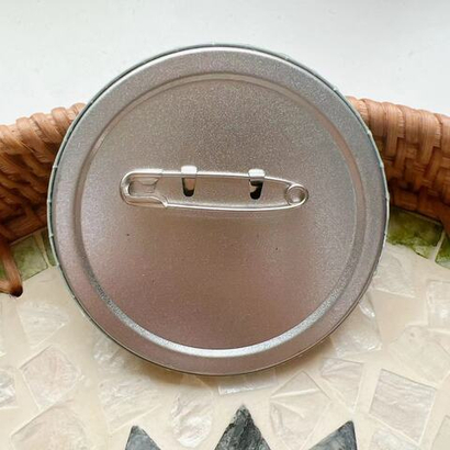 Значок металлический с кошкой Матильдой в стиле пэчворк, диам. 7,5 см, 7688-3, KUSUGURU