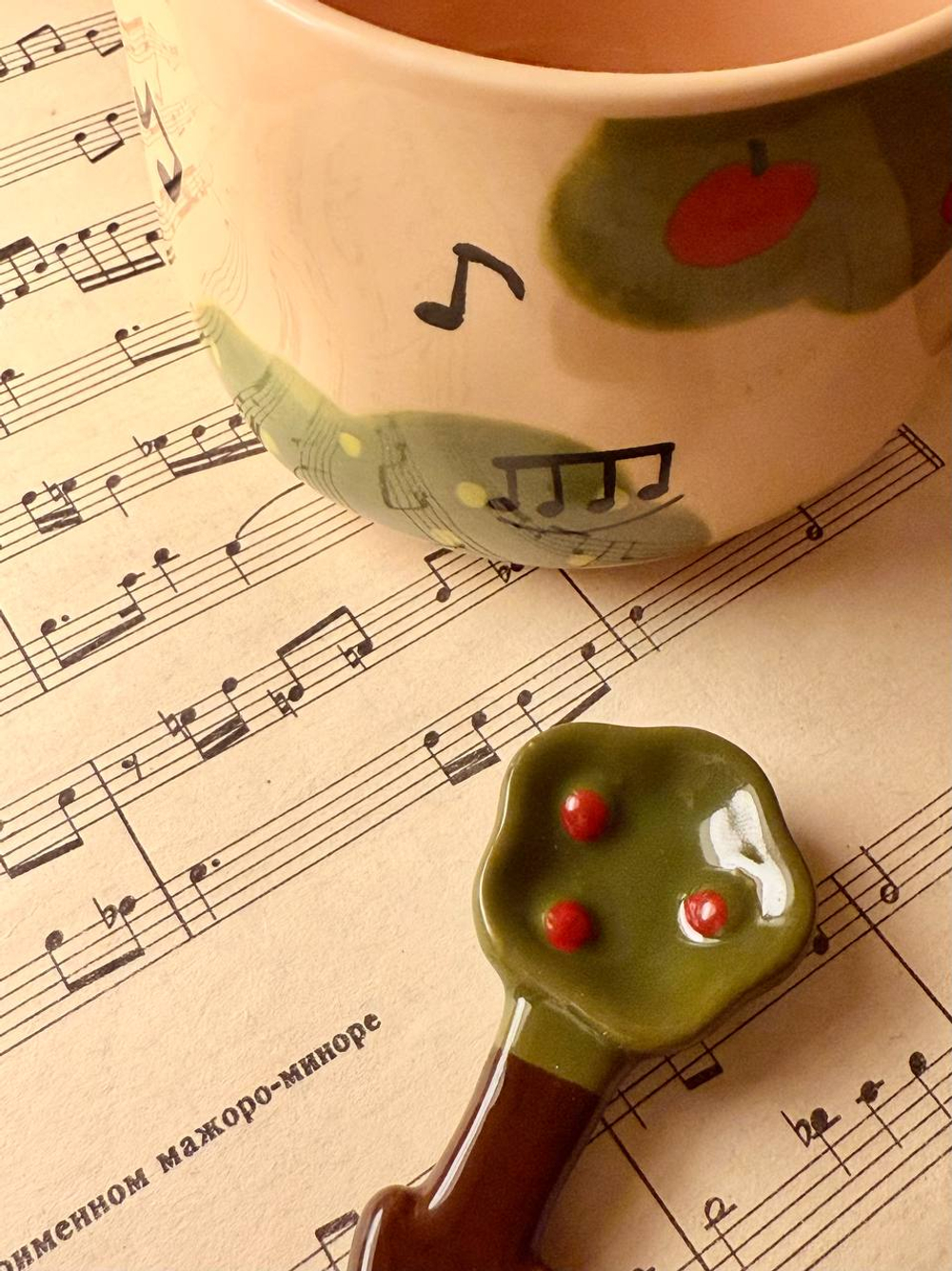 Кружка с крышкой и ложкой "Музыкальный лес"